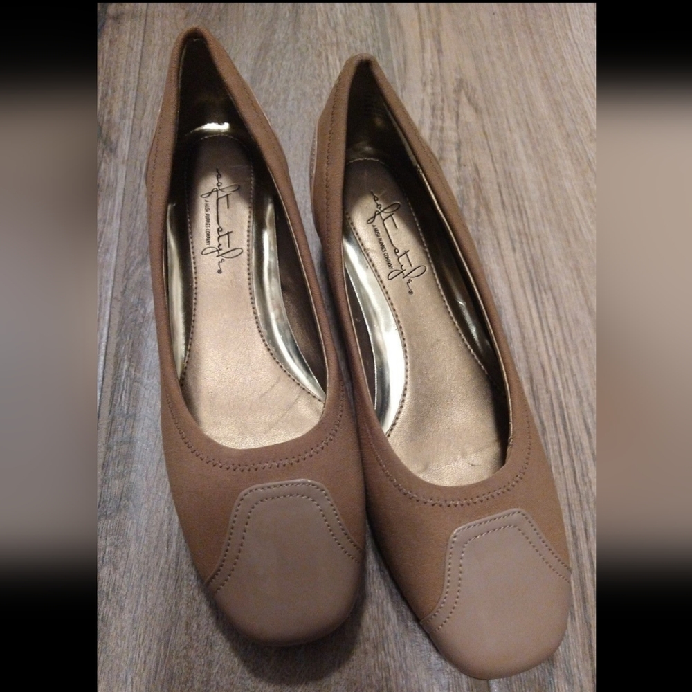 A hush puppies company dress shoes